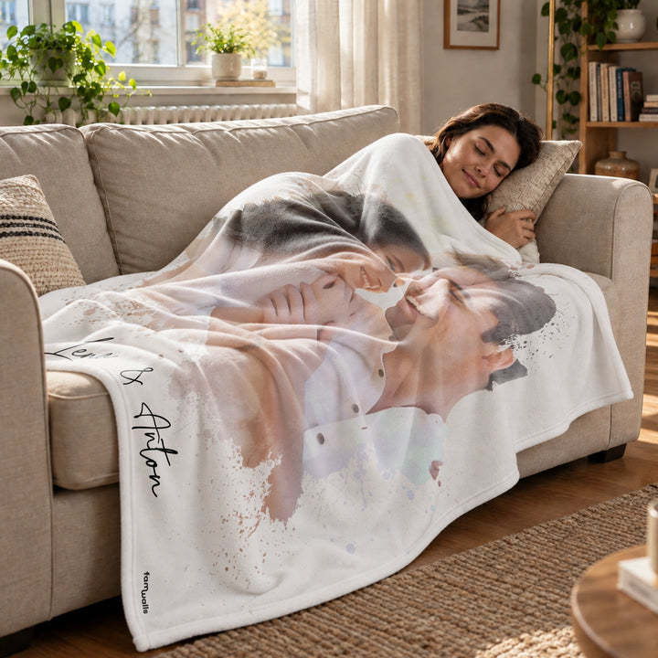 Frau schläft auf dem Sofa unter der weißen Aquarell-Decke mit Namen