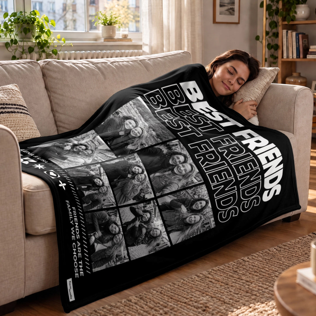 Frau kuschelt auf dem Sofa unter der schwarzen Fotodecke „Best Friends“