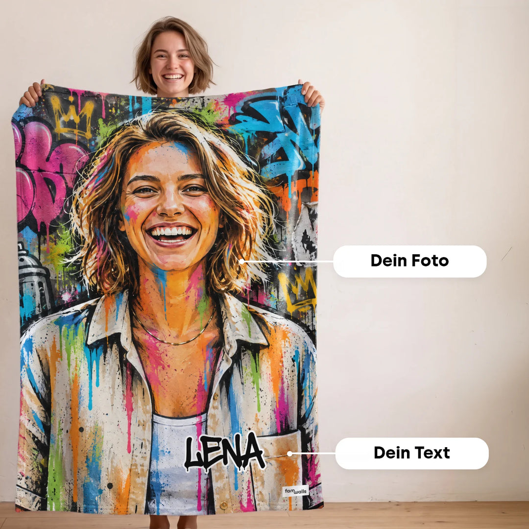 Frau hält die Street-Graffiti-Decke mit ihrem Porträt und dem Namen „Lena“ hoch, mit Hinweis auf Foto und Text
