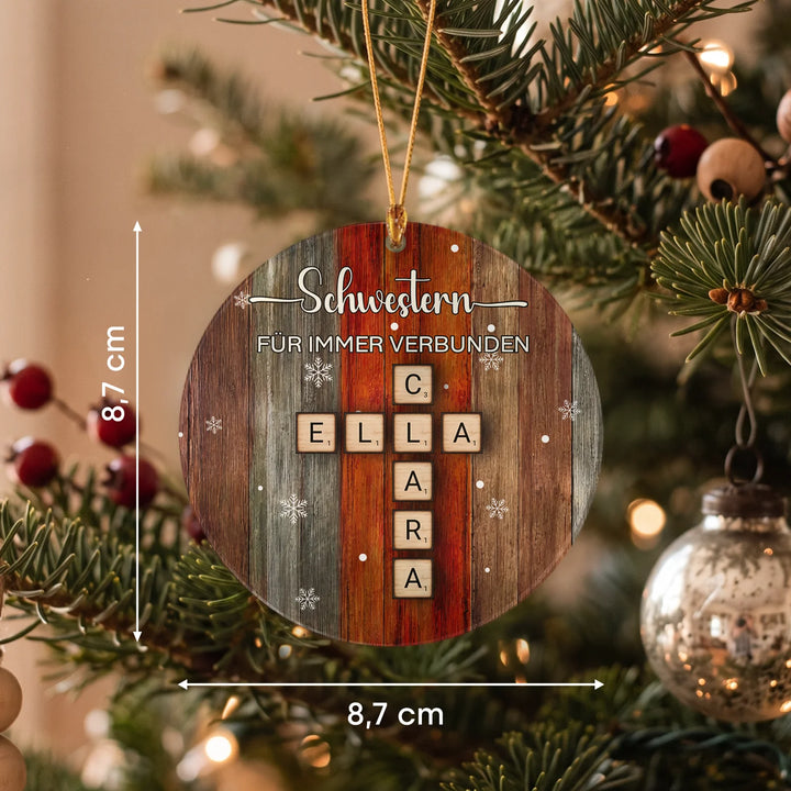 Weihnachtsbaumschmuck „Schwestern“ am Weihnachtsbaum mit Maßangabe 8,7 x 8,7 cm