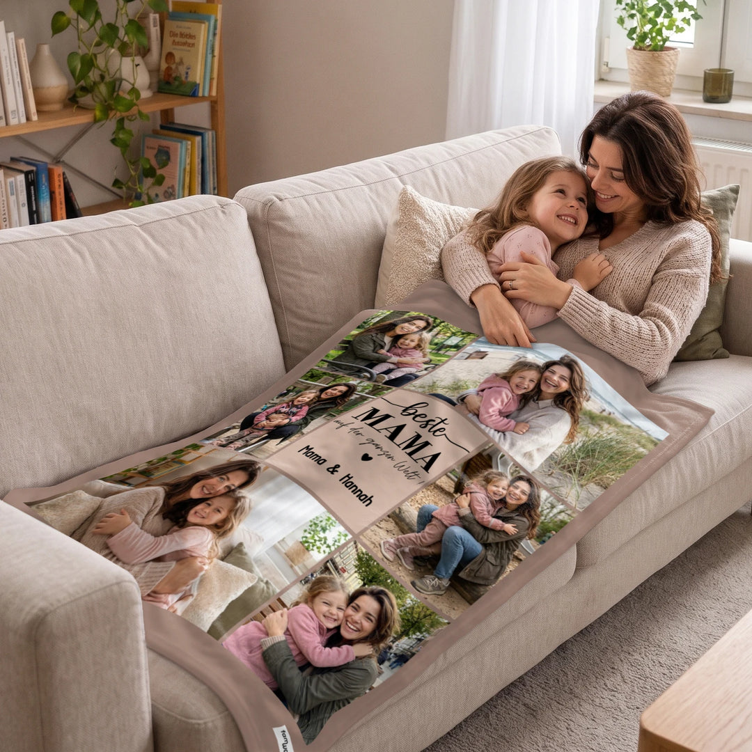 Mama und Tochter kuscheln auf der Couch mit der personalisierten Fotodecke „Beste Mama“
