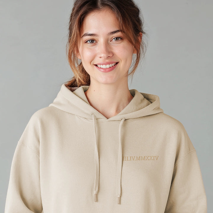 Personalisierter Hoodie bestickt "Römisches Datum”