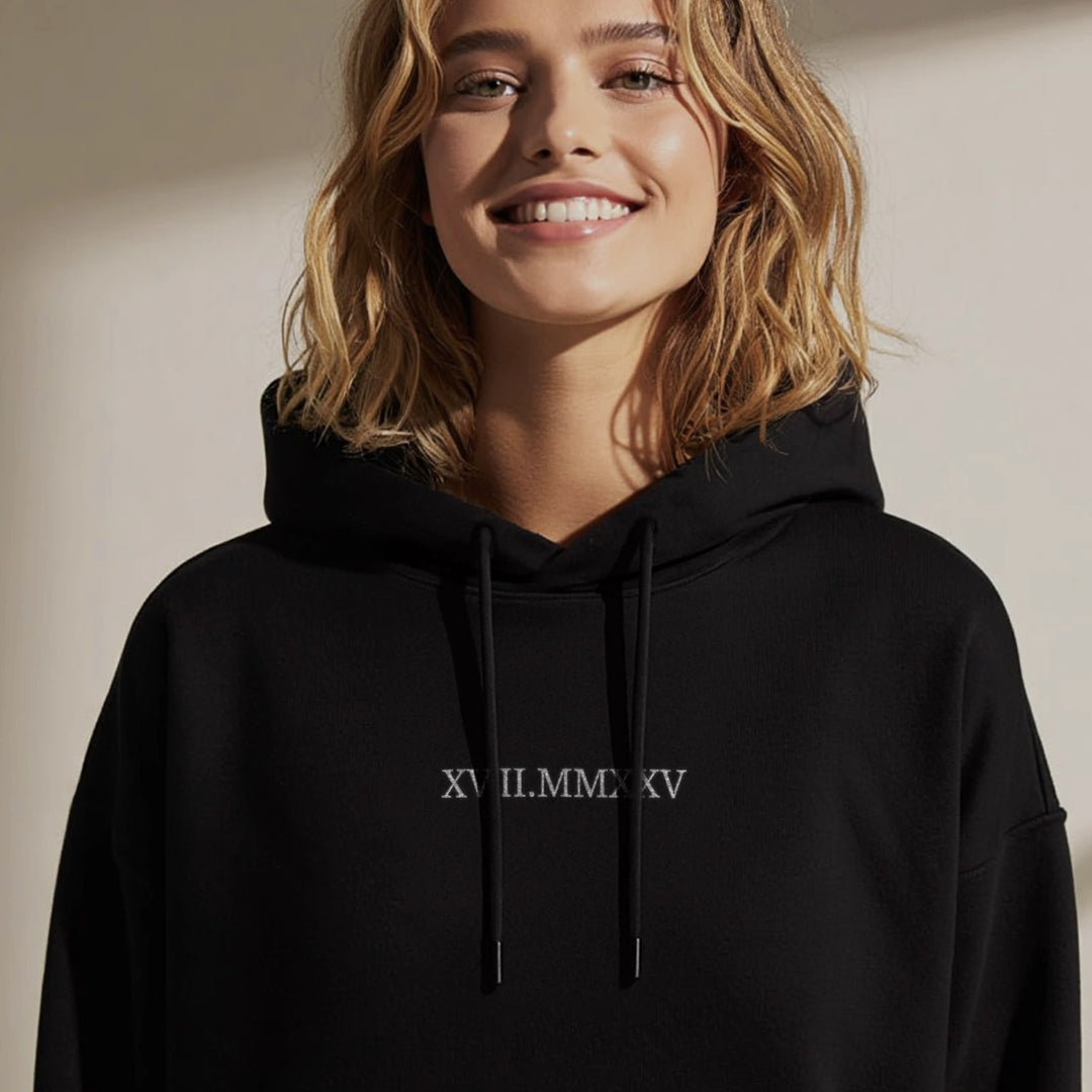 Personalisierter Hoodie bestickt "Römisches Datum"