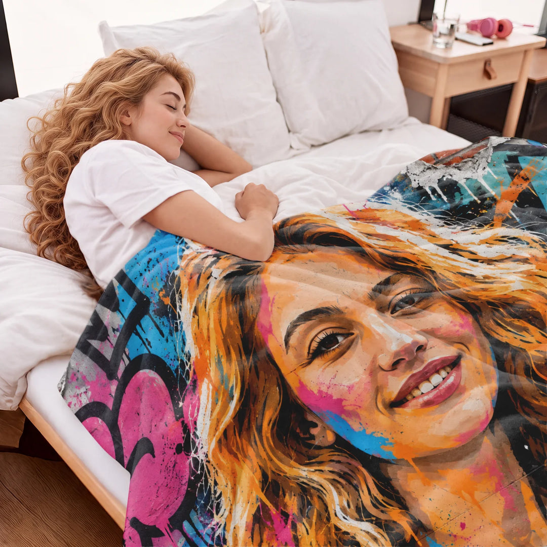 Frau liegt im Bett unter der Decke mit ihrem bunten Porträt im Street-Art-Stil