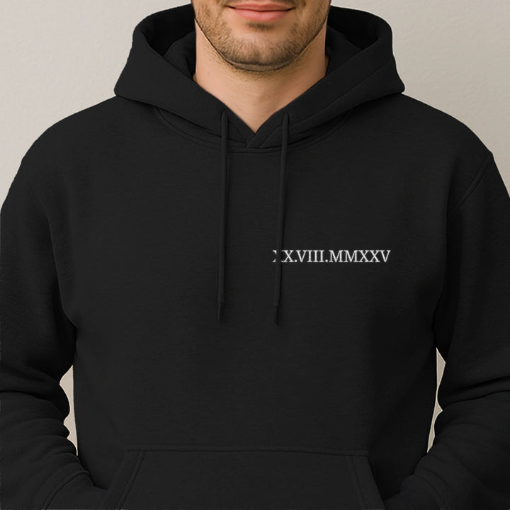 Personalisierter Hoodie bestickt "Römisches Datum”