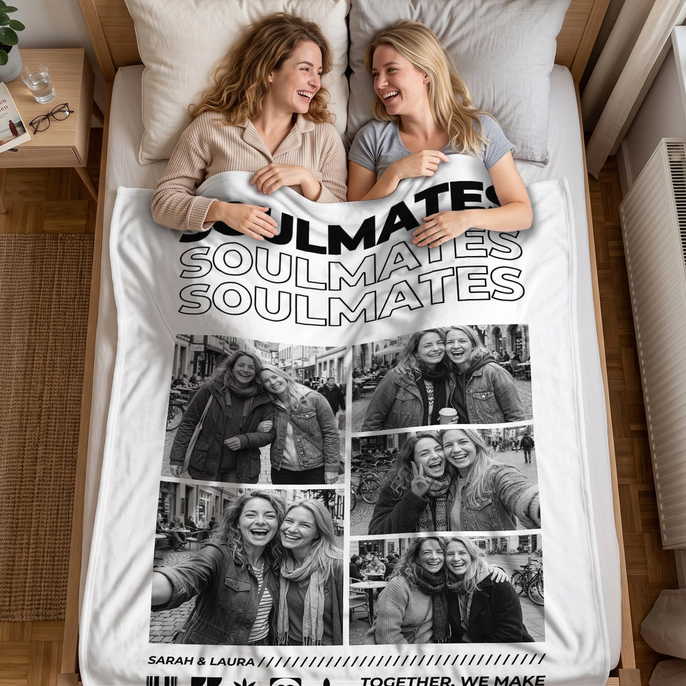 Zwei Freundinnen liegen im Bett unter der Fotodecke „Soulmates“