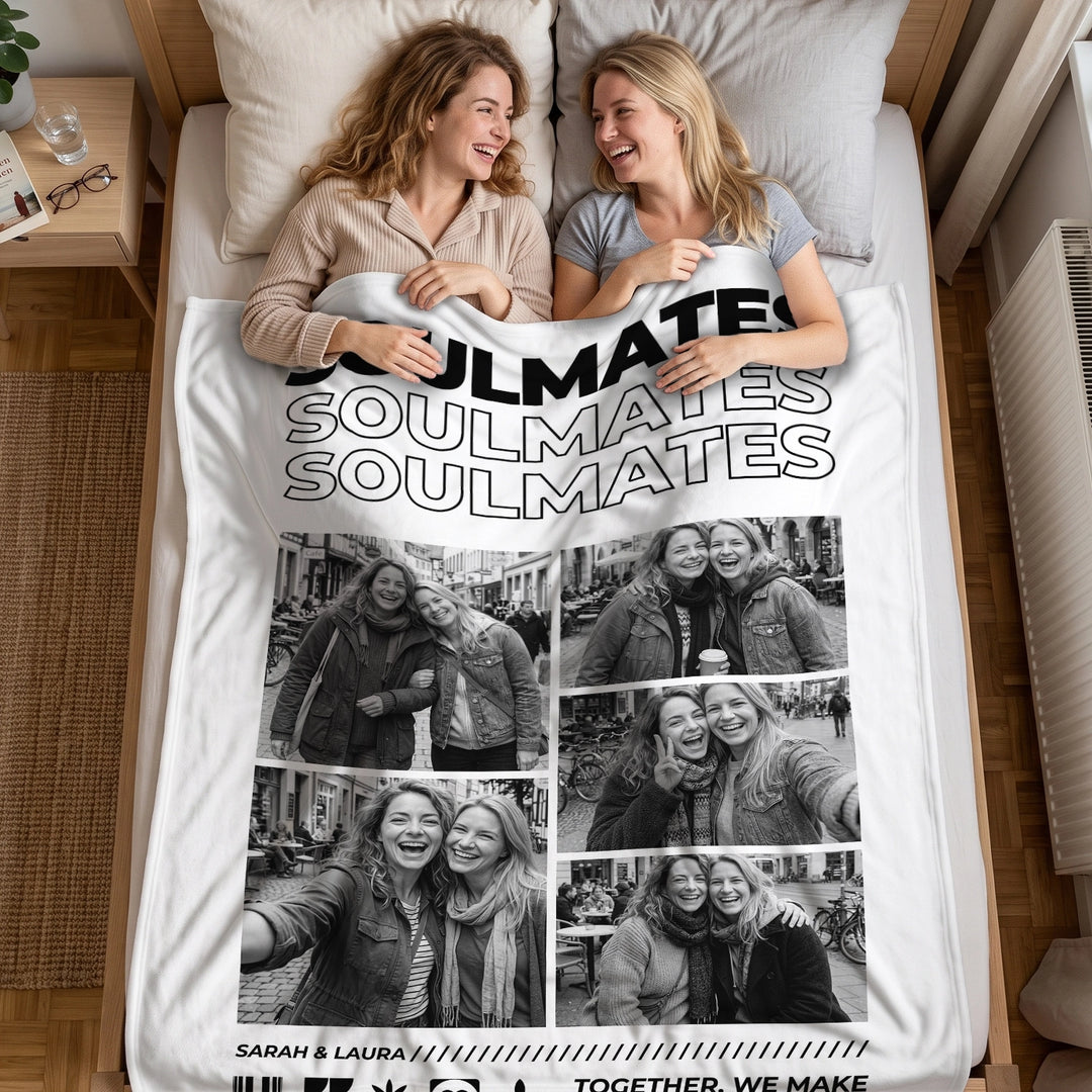 Zwei Freundinnen liegen im Bett unter der Fotodecke „Soulmates“
