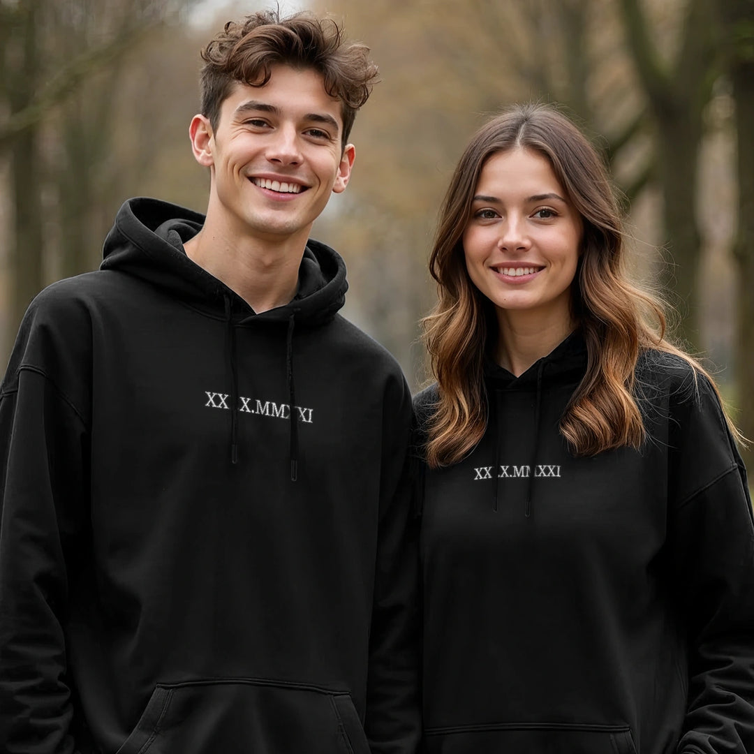 Personalisierter Hoodie bestickt "Römisches Datum"