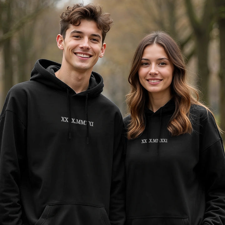 Personalisierter Hoodie bestickt "Römisches Datum"