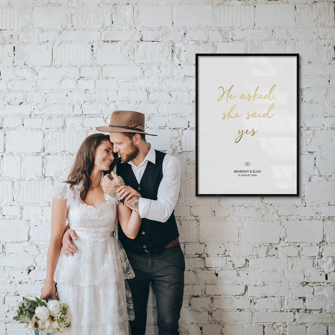 Hochzeitsposter "He asked, she said yes" mit Goldschrift famwalls