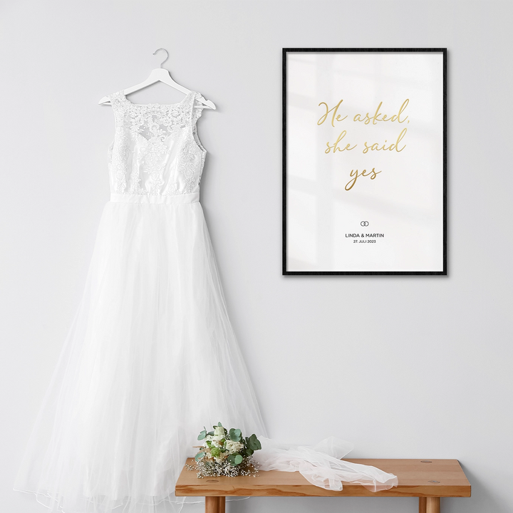 Hochzeitsposter "He asked, she said yes" mit Goldschrift famwalls