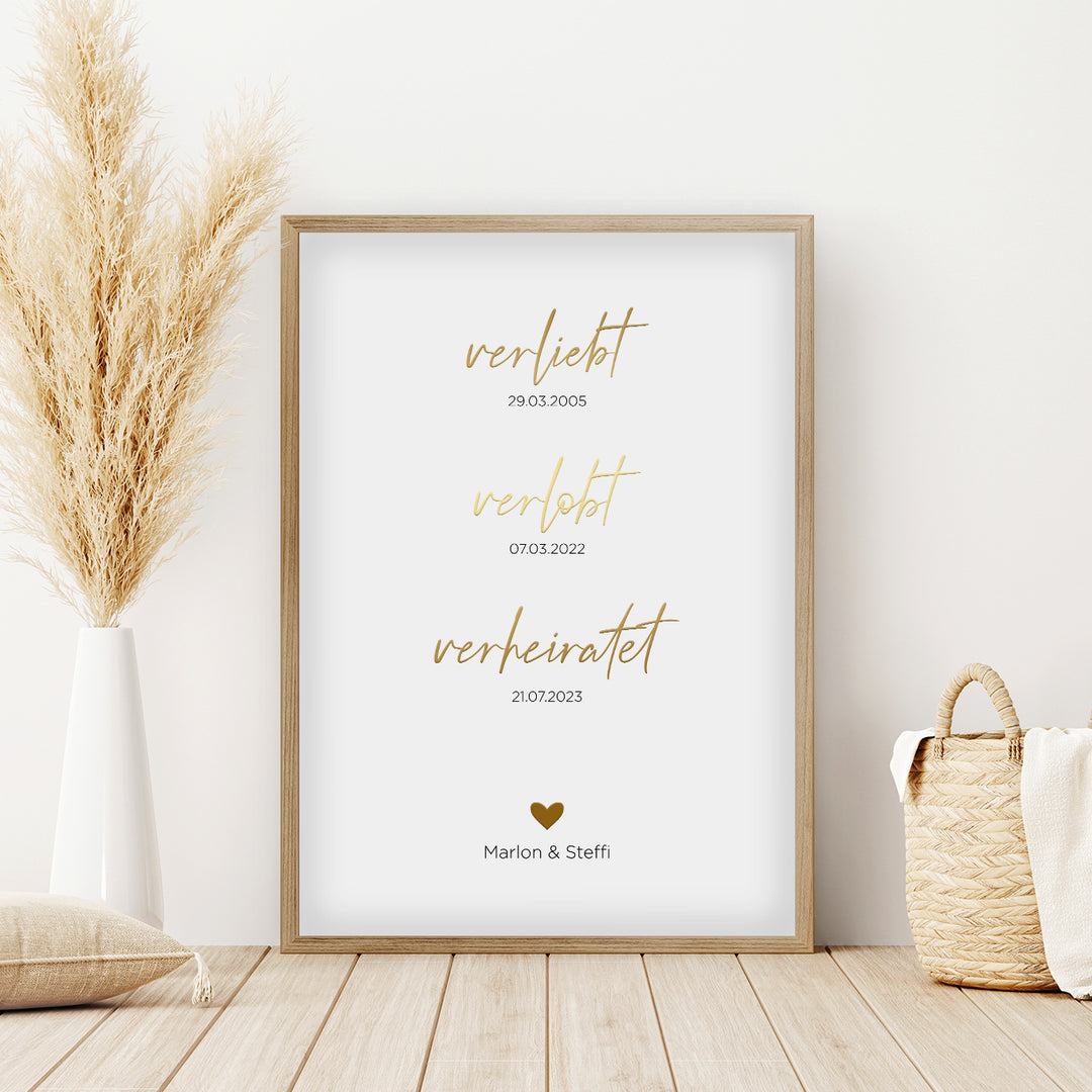 Hochzeitsposter "Verliebt, Verlobt, Verheiratet" mit Goldschrift famwalls