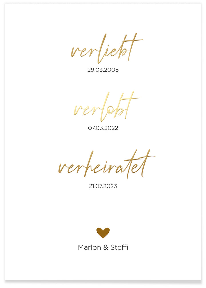 Hochzeitsposter "Verliebt, Verlobt, Verheiratet" mit Goldschrift famwalls