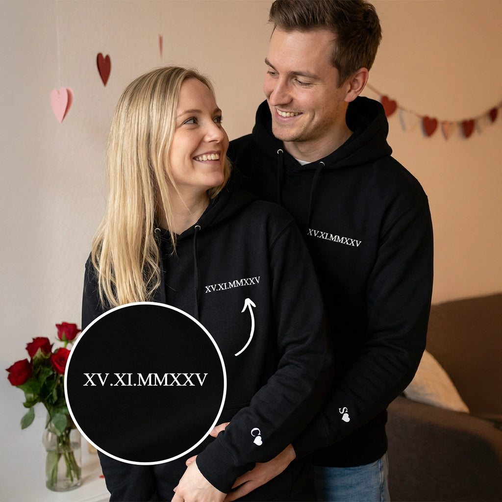 Personalisierte Partnerlook Hoodies "Römisches Datum" (mit Ärmeldruck)
