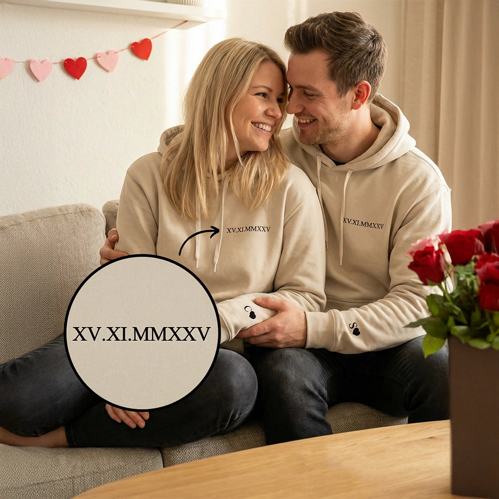 Personalisierte Partnerlook Hoodies "Römisches Datum" (mit Ärmeldruck)
