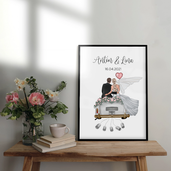 Personalisiertes Hochzeitsposter mit Brautpaar auf Auto, Blumenstrauß und Kaffeetasse auf Holztisch. Schwarzer Rahmen, weiße Wand mit Sonnenlicht. Individuelles Geldgeschenk für Hochzeit.