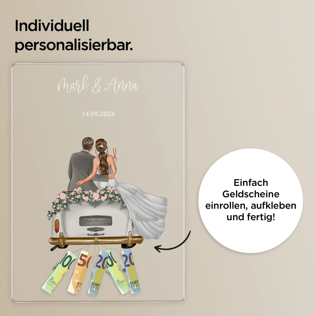 Personalisierte Acryltafel als Geldgeschenk zur Hochzeit mit illustriertem Brautpaar, Namen und Datum. Geldscheine hängen an Schnüren. Einfache Montage durch Einrollen und Aufkleben der Geldscheine. Individuell gestaltbares Hochzeitsgeschenk.