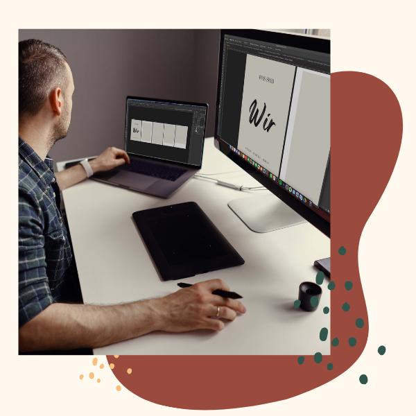 Ein Grafikdesigner arbeitet an einem Computer mit Zeichentablett an einem personalisierten Wandbild-Design für famwalls - Zeigt den professionellen Designprozess